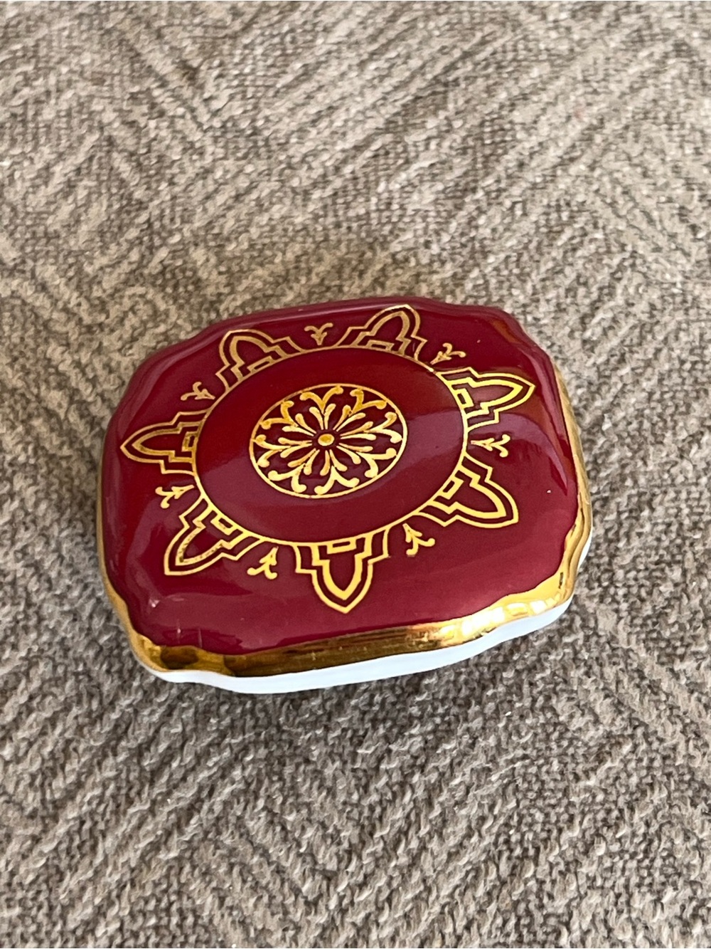 Royal Albert 100 Years Holyrood Porcelain Brooch - Like New - Picture 4 of 7